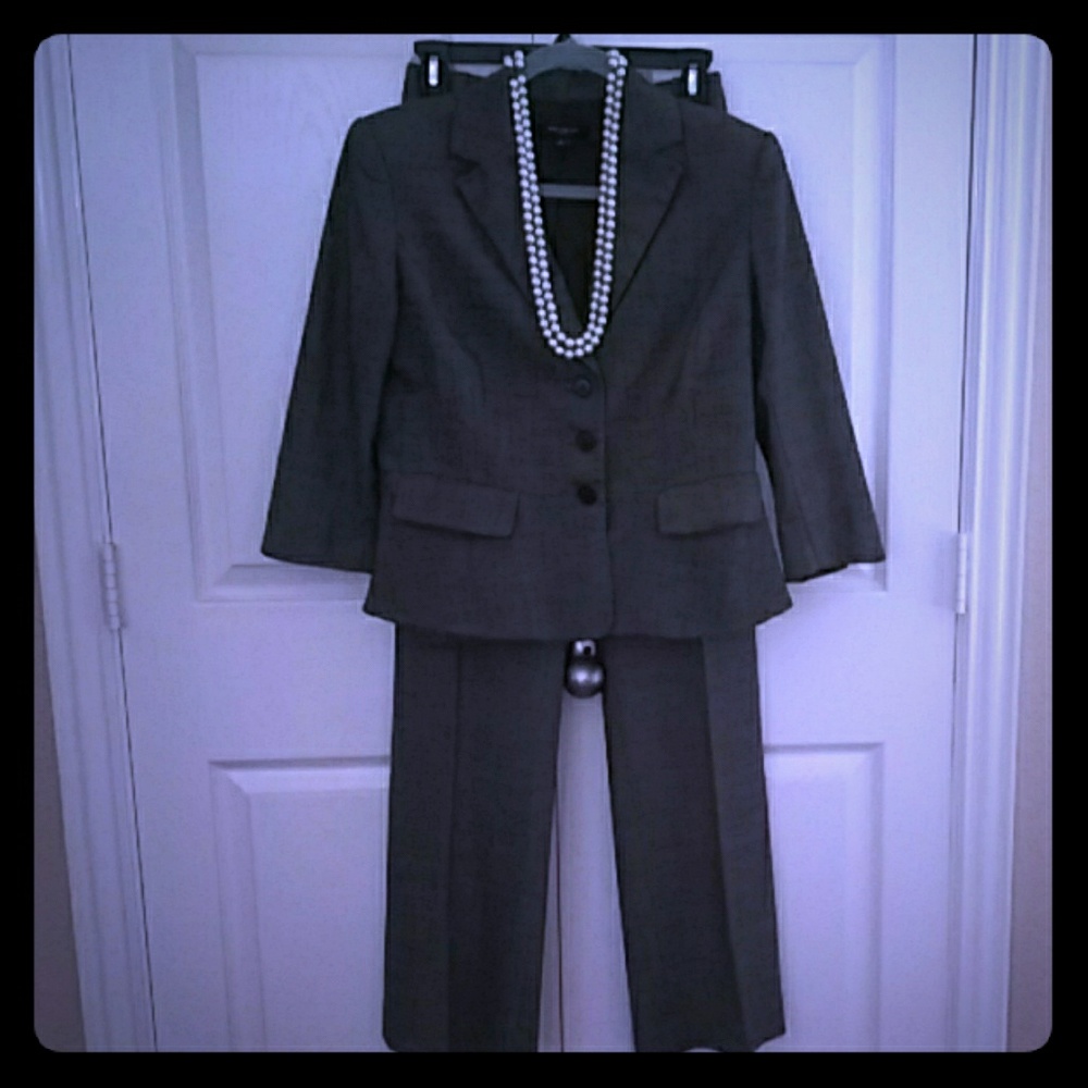 Ann Taylor Grey Suit (Size 8)